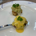 カフェ ド エス - リンゴと生ハムのエッグベネディクト/シードルを使った車麩のフレンチトースト