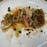 カフェ ド エス - 豚ヒレ肉のポアレ シャリアピンソース、白身魚のポアレリンゴと胡桃のソース