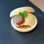 カフェ ド エス - リンゴと赤ワインで煮たタマネギのムースのモナカ仕立て
