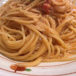 イタリア風家庭料理 パスト - ソースはクリームソースですがトマトが入っている為か淡いオレンジ色。