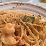 イタリア風家庭料理 パスト - 具は小海老とトマト。。。