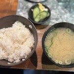 松阪食堂 小野本店 - ごはん・しじみの味噌汁・漬け物