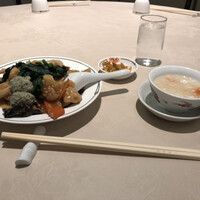 中国飯店 三田店 - 手前左の肉団子2個。これがユーグレナ入り！