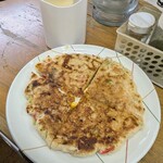 やきそば 和 - お好み焼きはこんな感じで来る。直径20センチはあるミニお好み焼き。。