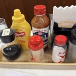 ジャッキー ステーキハウス - 調味料もたくさん❗️でも、メニューにはもっとありますよ〜