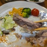 キッチン ブルー グローブ - 骨の回りのチキンもいただく