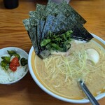 カマリヤ 大将 - ラーメン（中）＋味付玉子＋のり増＋小ライス