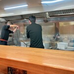 とんこつらぁ麺 松もと - 寸胴を、シャベルで、かき回す姿