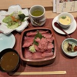 鮨政庭 - 中とろ丼ランチ1800円、サラダ•茶碗蒸しセット300円