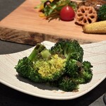炭火焼平八郎 - ブロッコリーとアンチョビ