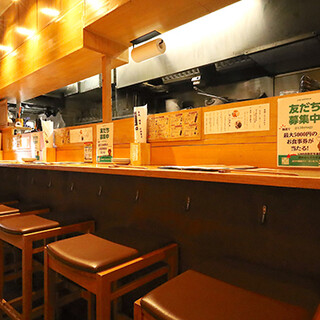 炎のパフォーマンスのライブ感を味わえる木目調の落ち着いた空間