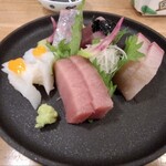 向井酒の店 - 刺身盛合せ(モンゴウイカ、カンパチ、トンボーシビ(ビンチョウ)、まぐろ)