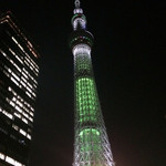 もつ焼き　酒場野田 - 店の外にはスカイツリー