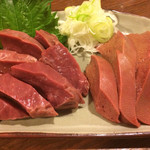 もつ焼き　酒場野田 - ハツ刺し（左）
      レバ刺し（右）