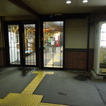 麺屋 菜々兵衛 - 平和駅のホームから改札へ向かうと扉が