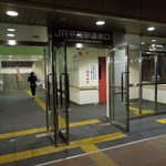 麺屋 菜々兵衛 - ホームから階段を登り、通路を渡り、３～４階建の下り階段の下には扉