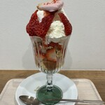 レ・カドゥ・サンセ - まさか食べれると思ってなかったいちごパフェ