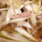 中華そば 東光 - 味付けよりも本体の辛味ありありなネギだけかと思っていたところ、チャーシューの細切りも入っておりました。マシた分、麺より存在感ありありに。