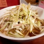 中華そば 東光 - オーダーを取りにきたお姉さんに聞いて、ネギそば９３０円のネギマシ(＋２００円)にした結果が写真。ネギが盛盛！メニューの写真にあるネギの切り方がより細かいのかなあ....