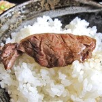 焼肉処いっとう - ハラミをご飯にのせて