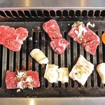 焼肉処いっとう - 焼肉中