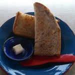 カントリーキッチン - 「カントリーハンバーグセット」（１８５０円）の自家製天然酵母パンです。
