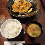 酒肴 新屋敷 - アジフライ4枚 追加の焼きメンチ