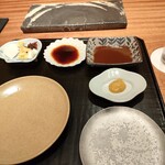 京町堀 なかむら - 付けダレ左から漬物、醤油、ソース、芥子、塩