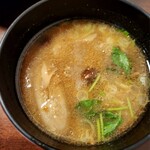 酒肴 新屋敷 - 牛蒡や大根、人参、舞茸、お魚も入ってた味噌汁