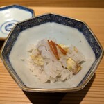 好日 - 先付：栗と菱の実の蒸し飯、細切りにしたバチコが添えられています。