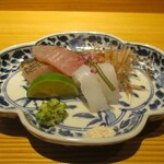 好日 - お造り ： 串をして真っ赤に焼けた炭を直にあててジュッと焼き、スモーキーな味わいに仕上げた黒ムツ。アオリイカ。茗荷、カボスが添えてあり、アサツキを和えた生姜醤油かお塩でいただきます。