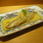 好日 - 酢の物：北海道産の本ししゃもを温かい南蛮漬けにして、玉葱、生姜、セロリに木の芽が添えられています。