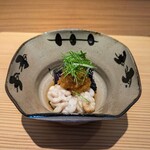 好日 - 煮物 ：タラの白子に串をして炭火焼にして、イチローファームの茄子のオランダ煮と共に芽葱、おろしポン酢で美味しくいただきます。 