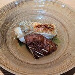 好日 - 焼物 ：白甘鯛の松笠焼きの下に久慈の葱が敷いてあり、玉取茸（モーツァルトを聞かせて育てた）藤枝市の肉厚ブランド椎茸が添えられています。 甘鯛の骨で採ったお出汁に香りづけに柚子が使われています。