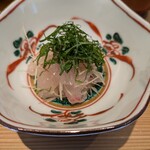 好日 - 天然シマアジ（三重）のタタキに茗荷、大葉が添えられています。