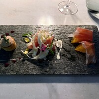 CADRAN - 紅ずわい蟹とカリフラワーのタルト、寒鰤の霜降り、生ハムとポンカン
                    　　