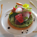 CROWN - 季節野菜のニース風サラダタルト仕立て鶉卵と鮪のマリネ
      赤ピーマンのクーリーとバルサミコ
      