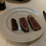 ウルフギャング・ステーキハウス シグニチャー - 右端はあか牛のリブアイ