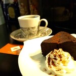 fiato cafe - 本日のスペシャリティコーヒー(￥700)、ガトーショコラ(￥650)