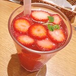 アフタヌーンティー・ティールーム 横浜そごう - ストロベリーハイビスカスのスパークリングジュレッティー