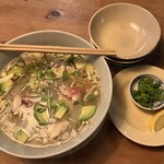 think食堂 - アボガドと鶏肉のフォー　柚子胡椒風味