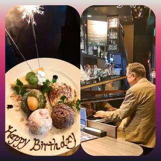 ピアノの生演奏と共にデザートプレートでお誕生日のお祝い！