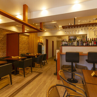 1人でゆっくりお食事から宴会まで対応可能な店内