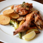 ル・ヴィルギュル - 【本日のメイン】静岡美味鶏のニンニクローストです。香ばしい焼き加減とニンニクとハーブの絶妙な組み合わせが食欲をそそります。