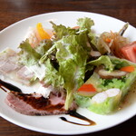 ル・ヴィルギュル - 【前菜】オードブルは、鴨・スモークチキン・豚足テリーヌ・キビナゴのエスカベ・三島野菜のゼリー寄せ・サラダです。本当にワインが欲しくなるメニューです。