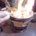 福山駅前酒場　情熱ホルモン - お肉焼いています①(2014.07.05)