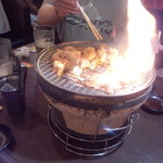 福山駅前酒場　情熱ホルモン - お肉焼いています②((2014.07.05)