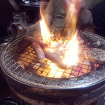 福山駅前酒場　情熱ホルモン - ウインナー、ハンバーグ焼いています(2014.07.05)