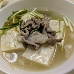 tell me キッチン - 鶏飯用スープで餡掛け湯豆腐(豚スライス肉、水菜、おぼろ昆布チョイス)