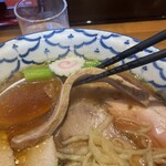 ヱビスヤ - かぶりは小ぶりではあるがこの厚み